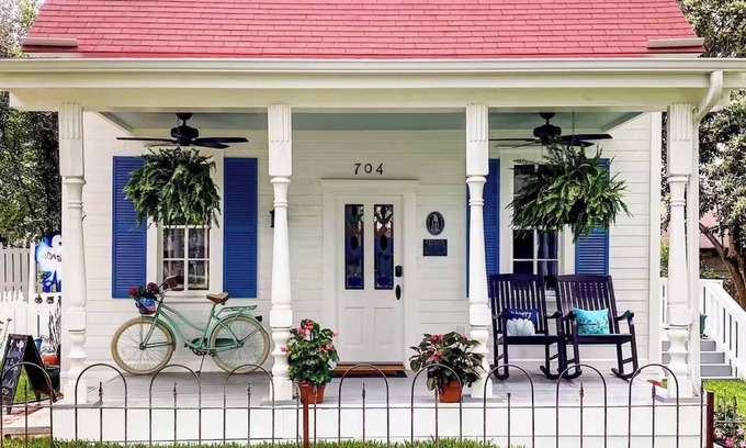 Round Rock Original Plat Cottage | Historic Cottage in Downtown Round Rock