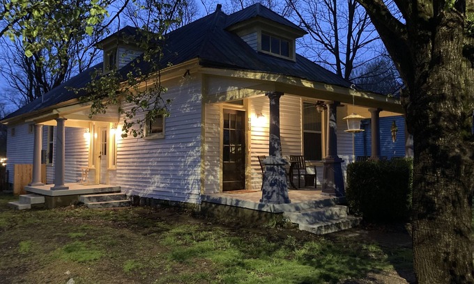 Franklin House | Historic Craftsman-style House- 7 minutes walk Downtown Franklin 2 bed/2 bath
