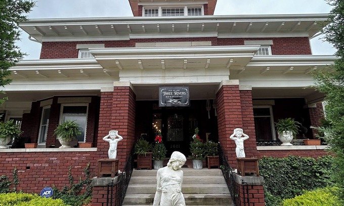Muskogee Bed & Breakfast | Historic Farmer Mansion in the heart of Muskogee with 5 bedrooms and WiFi, AC.