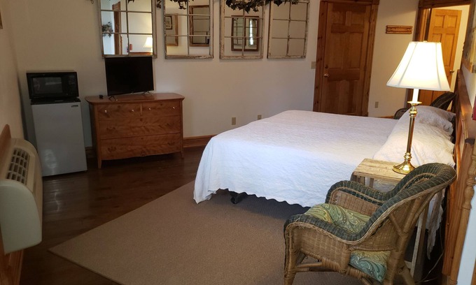Bartlett House | Historic Hardware Inn with River Views: Suite 103