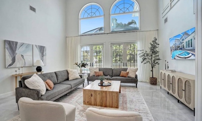 Hollywood Lakes Villa | Historic Hollywood Mansion 5 Minutes to the Beach