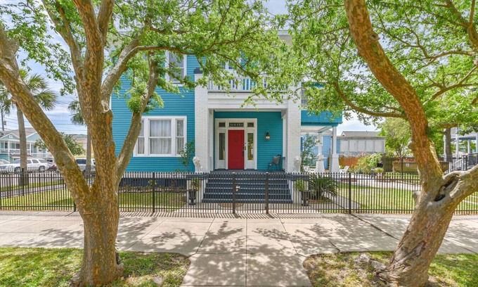 Galveston House | Historic home close to Beach and Downtown