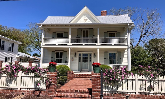 Emerald Isle House | Historic home in seaside village of Swansboro w/private beach parking