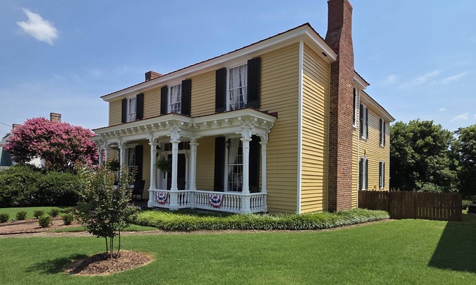 Milton House | Historic home, Sleeps 10, VIR 2 miles,Hyco lake 8 mi., Fire Pit, Historic Milton