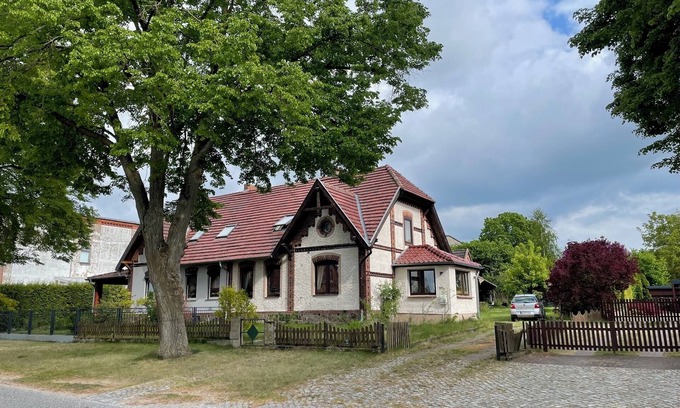 Karow Apartment | Historic house under lime trees with natural garden. Family-friendly.