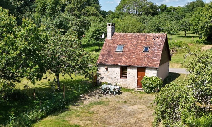 Champsecret Cottage | Historic house with enclosed garden, pets allowed, near forest