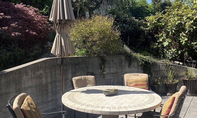 James Bay House | Historic James Bay. Walk to Town. Steps to Fishermans Wharf & Inner Harbour