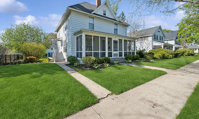 Lake Geneva House | Historic Lake Geneva Home | Walk to Beach & Downtown | Sleeps 16 + Pet Friendly
