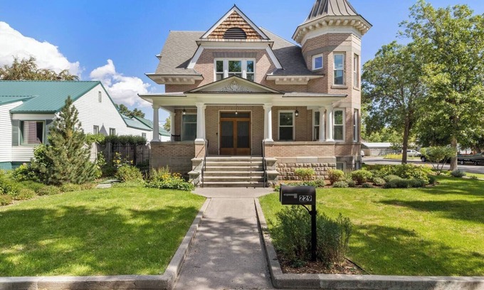 Historic Livingston House | Historic Livingston Castle: Victorian Retreat with Modern Comforts