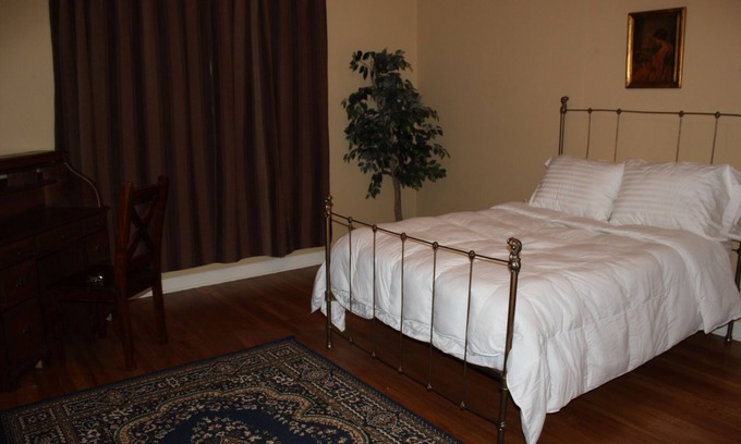 Uptown Apartment | HISTORIC-REUNIONS,WEDDINGS,CORP-only 3 miles 2 DT, 4 Bedrooms 2 baths, sleeps 14