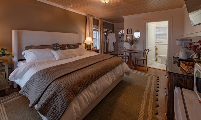 Lookout Valley Neighborhood Association Bed & Breakfast | Historic Riverview Inn | Eight