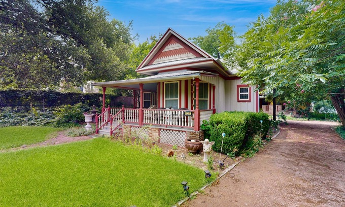 SoFi House | Historic South Austin home near trendy attractions - AC & washer/dryer