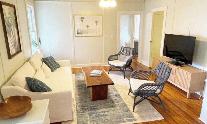 North Trail House | Historic Stylish Gem. Walk to Water & Downtown! 7 mins to Beach.