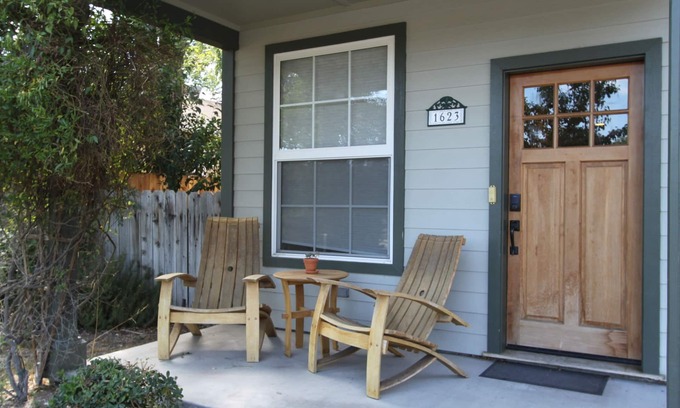 Paso Robles House | Historic Vine Street Location Just A Short Walk To Downtown Square And Wineries