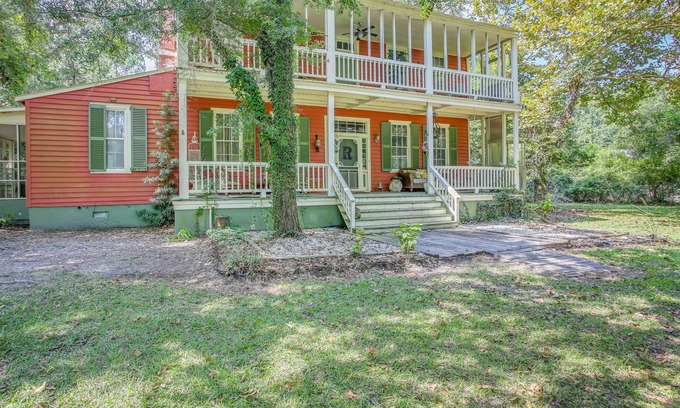Winnabow House | Historic Winnabow Home w/ Screened Porches!