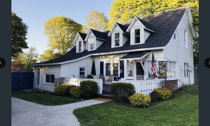 Charlevoix House | Historical 1882 Farmhouse/5 BR/Private Driveway/Boat Rental Available