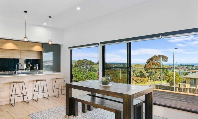 Sorell House | Hobart Haven: Scenic 4BR - Mountain & Water Views Pet friendly & perfect 4groups