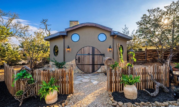 Fredericksburg Cabin | Hobbit House - Hot Tub - BBQ - Wifi - Fredericksburg