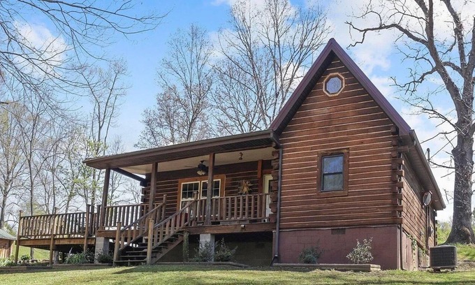 Ray Cabin | Hocking Hills Hiking and Fishing -PET FRIENDLY-