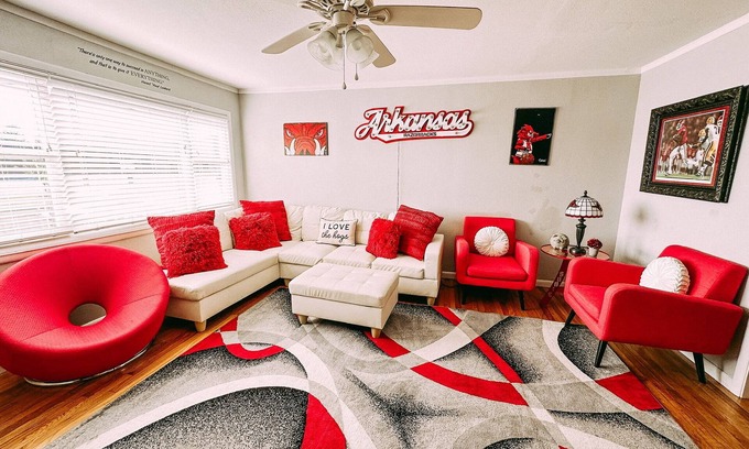 Fayetteville House | Hog House! Sleeps 11!