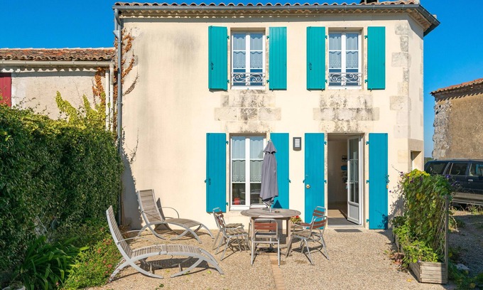 Chenac-Saint-Seurin-d'Uzet House | Holiday Home 'Gîte Du Chai' with Sea View, Private Terrace and Wi-Fi