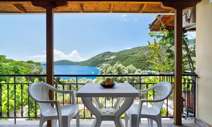 Mikros Gialos Apartment | Holiday Accommodation "Vardia studio A" with Sea View, Wi-Fi & Balcony