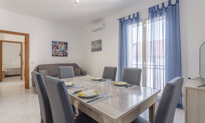 Contessa Entellina Apartment | Holiday Apartment "Contessa Vacanze Byron" with Mountain View, 2 Balconies and Wi-Fi