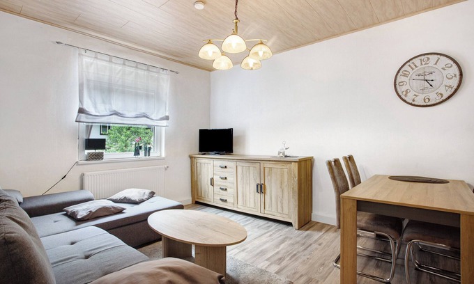 Ortsmitte Apartment | Holiday Apartment 'Fewo In Schustes' with Private Terrace and Wi-Fi