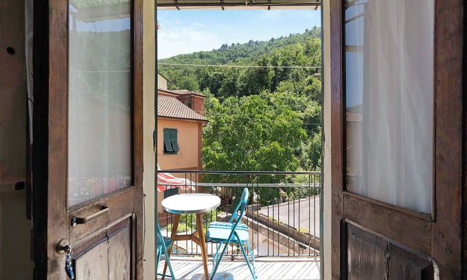 La Spezia Apartment | Holiday Apartment Acciuga House with Balcony, Shared Garden & Wi-Fi