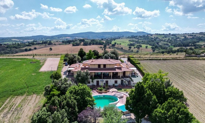 Gualdo Cattaneo Apartment | Holiday Apartment "Villa Rita - Fresia" with Mountain View, Shared Pool & Wi-Fi