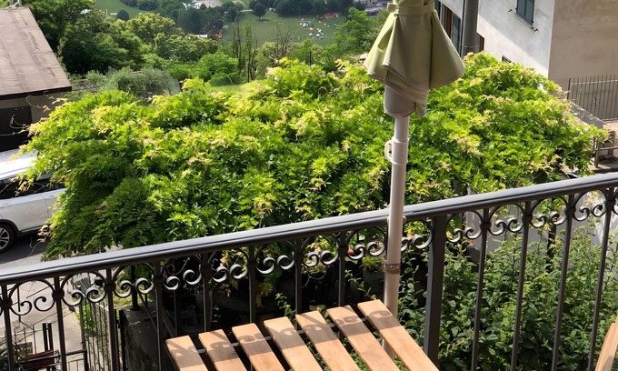 Burano Apartment | Holiday Apartment '3' with Lake View, Shared Pool and Wi-Fi