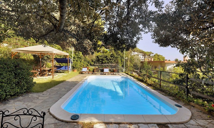 Torre del Mare Apartment | Holiday Apartment "Belvedere Su Bergeggi In Villa" with Sea View, Shared Pool & Private Terrace