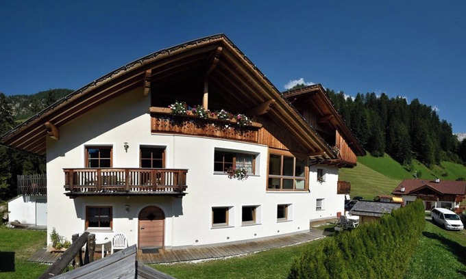 La Valle Apartment | Holiday Apartment "Ciasa Mirio Rit" with Mountain View, Wi-Fi & Balcony