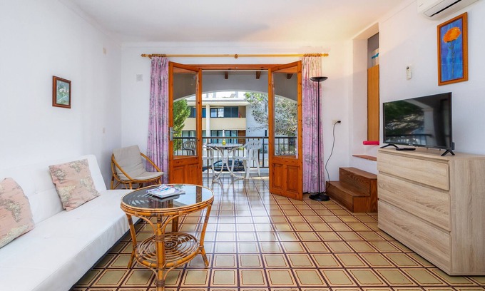 Cala Agulla Apartment | Holiday Apartment "Mhm 2" with Balcony & Wi-Fi