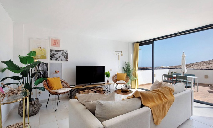 Bahia Calma Apartment | Holiday Apartment "Las Vistas Mit Meerblick" with Sea View, Private Terrace & Wi-Fi