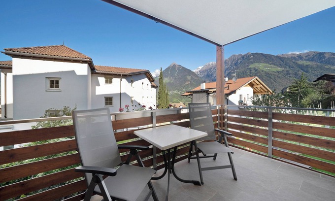 Schenna Apartment | Holiday Apartment "Nelkenstein Herbst" with Mountain View, Shared Pool & Wi-Fi