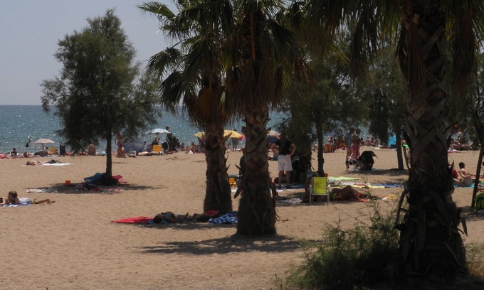 Frejus Port Apartment | Holiday apartment with swimming pool, on the beach, near the port, WiFi