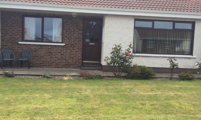 Portrush House | Holiday Bungalow in quiet cul de sac, close to all amenities