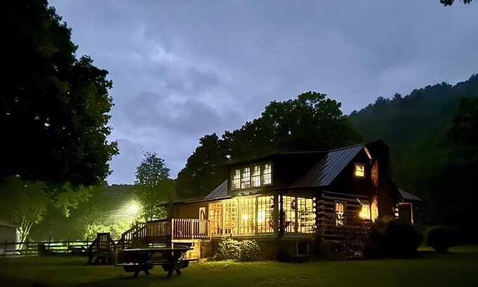 Kegley Other | Holiday dream cabin-I-77 access, historic/antiques/wifi, back-in-time stay for 2