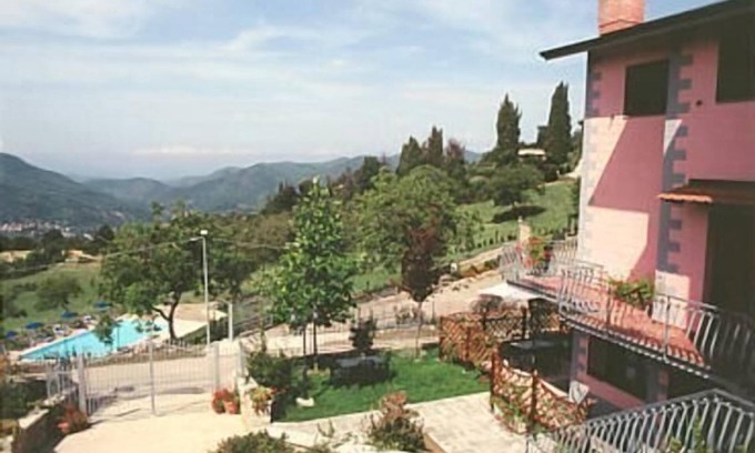 Minucciano Apartment | Holiday flat with furnished balcony