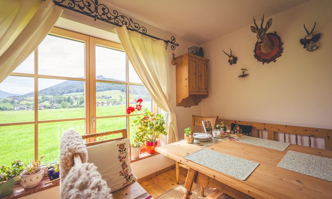 Sankt Wolfgang im Salzkammergut House | Holiday flat 'Wolfgangsee' with mountain view, shared terrace and Wi-Fi