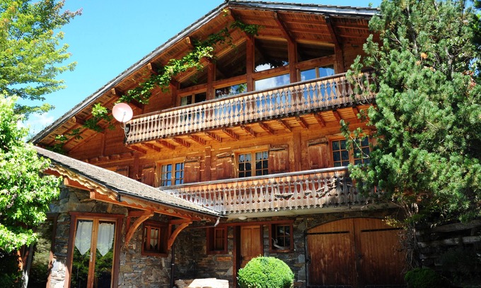 La Chapelle-d'Abondance House | Holiday Home 'Chalet Le Pré Caro' with Mountain View, Private Terrace and Wi-Fi