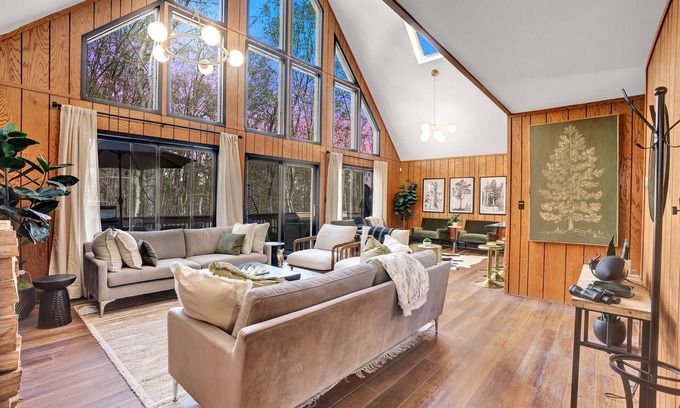 Gouldsboro Ski Chalet | Holiday getaway w/sauna hot tub kayaks games bikes griddle EV