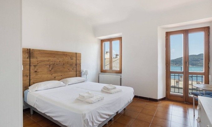 Portovenere House | Holiday Home 'La ca Bela' with Sea View, Garden & Wi-Fi