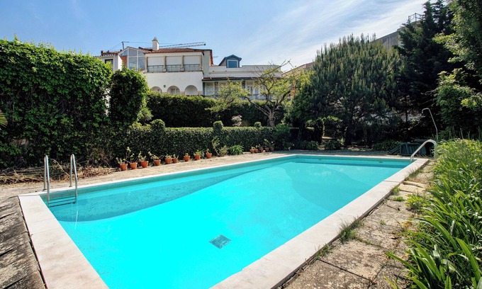 Sao Martinho do Porto House | Holiday Home 'Casa Da Ladeira - São Martinho' with Sea View, Shared Pool and Wi-Fi