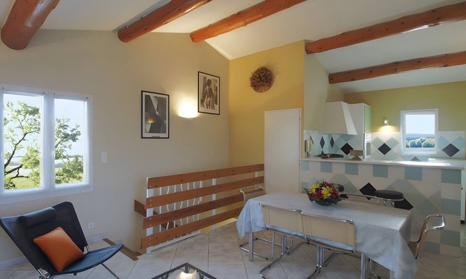 L'Isle-sur-la-Sorgue House | Holiday Home 'L'olivier' with Wi-Fi and Air Conditioning