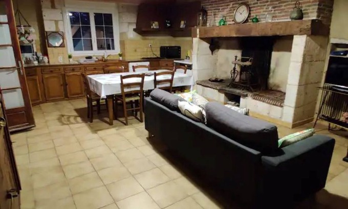 Saint-Pierre-de-Cole House | Holiday Home 'Grande Maison St Pierre De Côle' with Shared Terrace