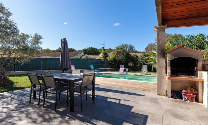 Les Pennes-Mirabeau House | Holiday Home 'Maison Tout Confort' with Private Pool, Wi-Fi and Air Conditioning