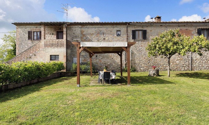 San Macario In Monte House | Holiday Home 'Toscana' with Shared Pool, Private Garden and Wi-Fi