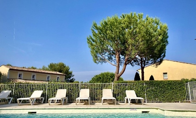 Mallemort House | Holiday Home 6 Sleeps - Terrace, Garden, Pools, Parking, A/C